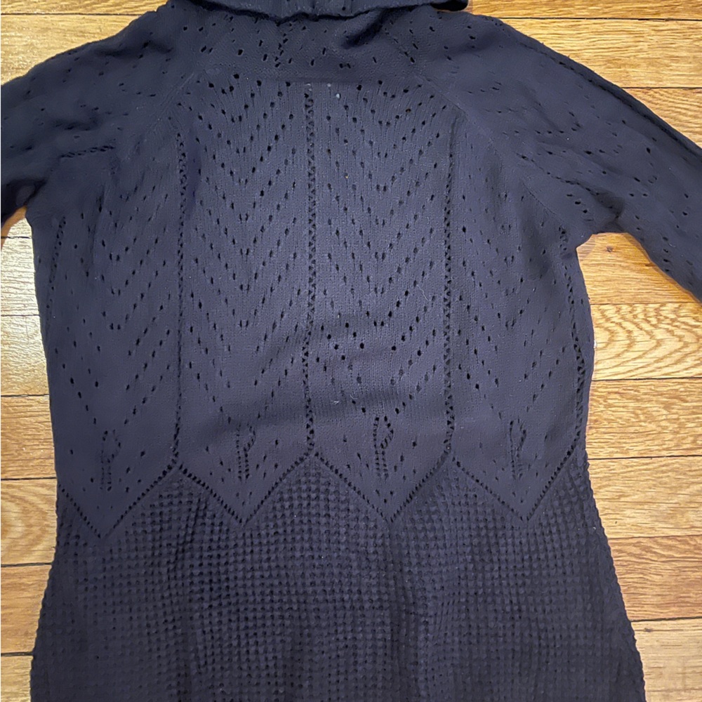 Market and Spruce Navy blue sweater with detail